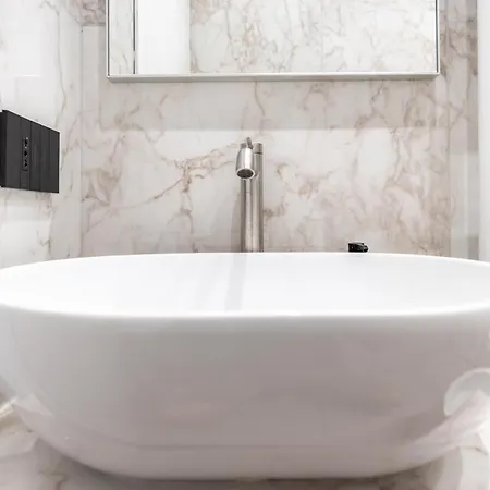 Apartment 5 Stars Flat, Next To Subway, 3 Stops To Duomo, Ac & Wi-fi Milan