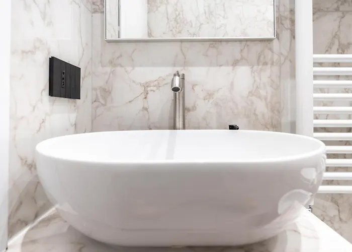 Daire 5 Stars Flat, Next To Subway, 3 Stops To Duomo, Ac & Wi-fi Milano